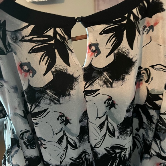 Pretty Black/Pink/flower design on a white background Cold shoulder Top. Size 3X - Picture 4 of 4